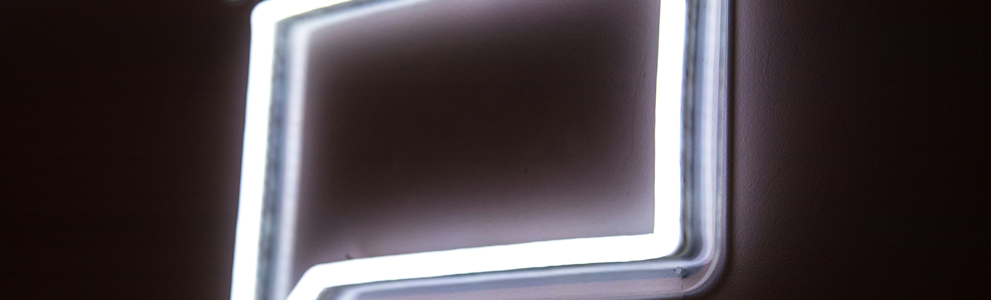 Foto de <a href="https://unsplash.com/es/@ninjason?utm_source=unsplash&utm_medium=referral&utm_content=creditCopyText">Jason Leung</a> en <a href="https://unsplash.com/es/fotos/senalizacion-de-luz-de-neon-blanco-en-la-pared-mZNRsYE9Qi4?utm_source=unsplash&utm_medium=referral&utm_content=creditCopyText">Unsplash</a>       